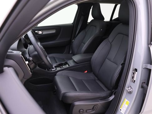 Certified 2024 Volvo XC40 B5 Plus image 8