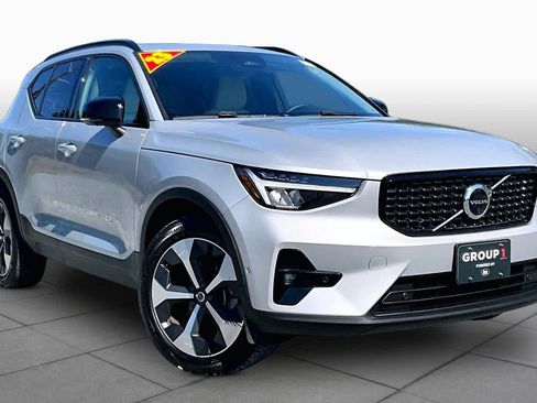 Used 2023 Volvo XC40 B5 Plus w/ Climate Package AWD/4WD image 3