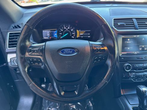 Used 2016 Ford Explorer XLT w/ Equipment Group 202A AWD/4WD image 31