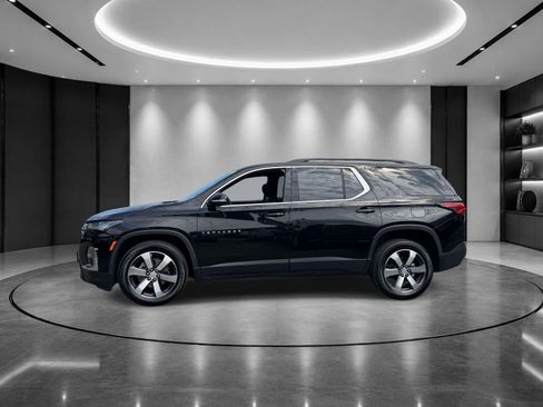 Used 2023 Chevrolet Traverse LT w/ LT Premium Package AWD/4WD image 3