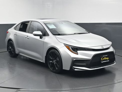 Used 2022 Toyota Corolla SE w/ SE Premium Package FWD image 3