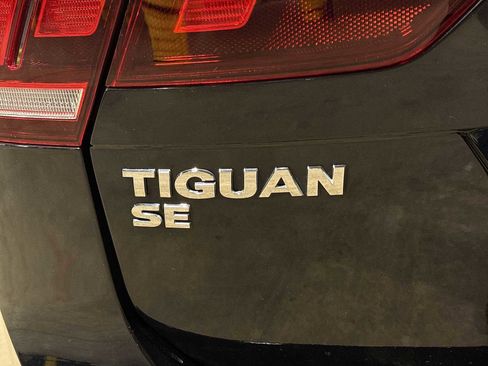 Used 2021 Volkswagen Tiguan SE w/ Panoramic Sunroof Package image 27