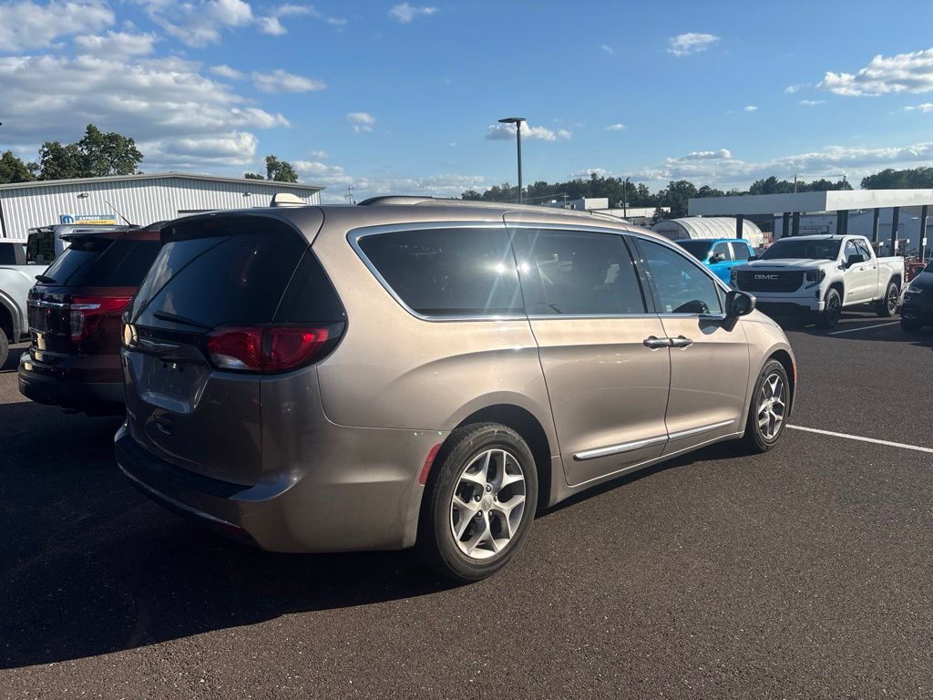 Used 2017 Chrysler Pacifica Touring-L w/ Tire & Wheel Group FWD image 2