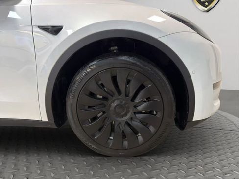 Used 2022 Tesla Model Y Long Range image 24