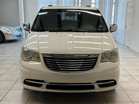 Used 2013 Chrysler Town & Country Touring-L w/ Driver Convenience Group FWD image 2
