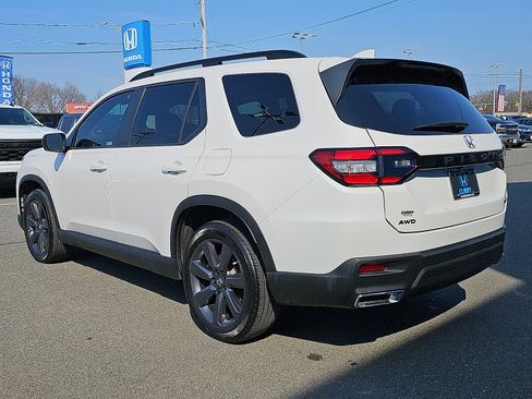 Used 2025 Honda Pilot Sport image 6