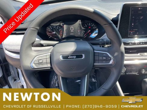 Used 2025 Jeep Compass Latitude AWD/4WD image 12