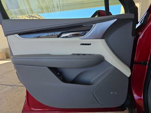 Used 2023 Cadillac XT6 Premium Luxury w/ LPO, Premium Carpet Package FWD image 23