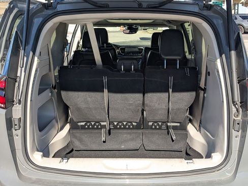 Used 2023 Chrysler Pacifica Limited image 22