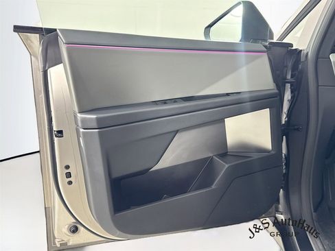 Used 2024 Tesla Cybertruck AWD Crew Cab image 23