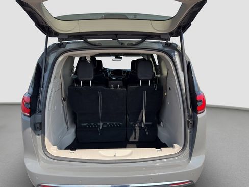 Used 2023 Chrysler Pacifica Touring-L FWD image 19