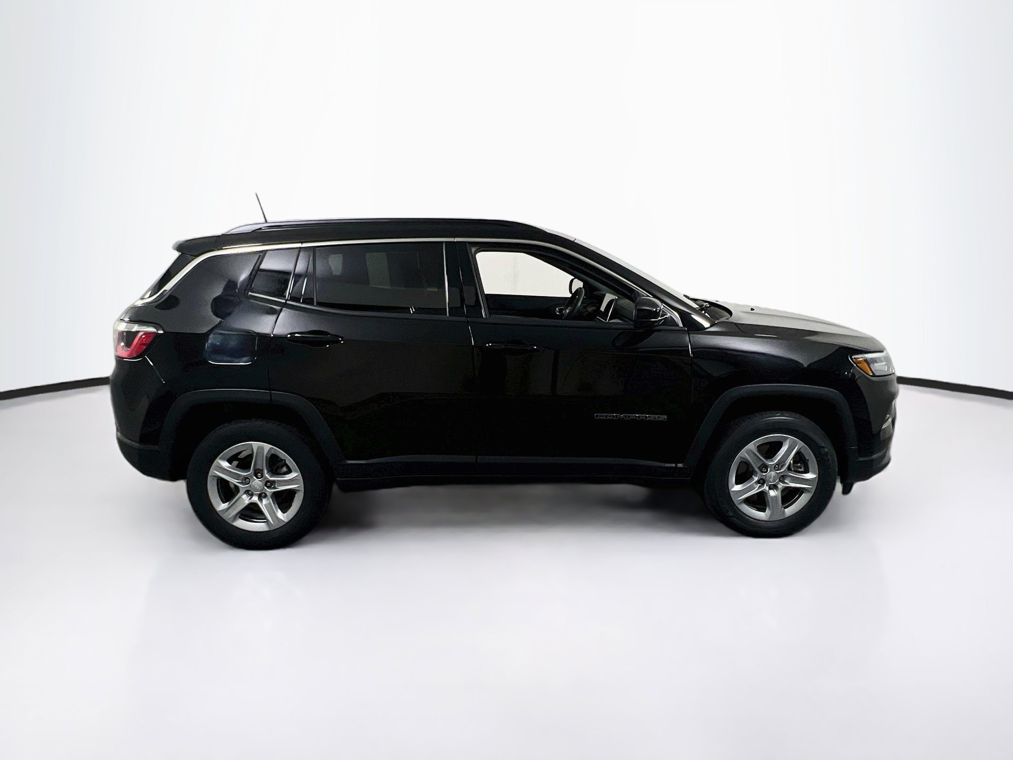Used 2023 Jeep Compass Latitude w/ Convenience Group AWD/4WD image 4