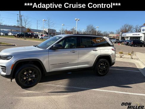 New 2025 Jeep Grand Cherokee Altitude image 4