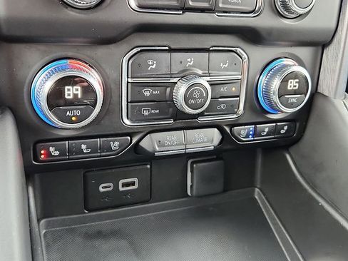 Used 2024 GMC Yukon SLT image 16