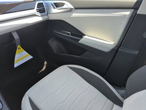 New 2026 Volkswagen Taos SE FWD image 23