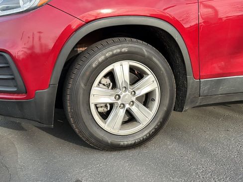 Used 2019 Chevrolet Trax LT w/ LT Convenience Package image 9