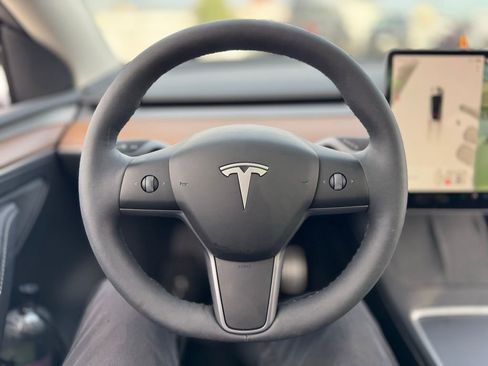 Used 2024 Tesla Model Y Performance image 6