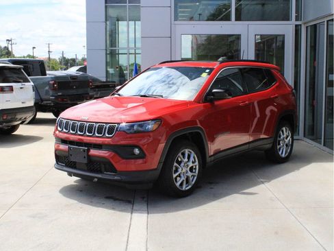 Used 2023 Jeep Compass Latitude w/ Sun and Sound Group AWD/4WD image 3