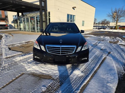 Used 2010 Mercedes-Benz E 550 4MATIC Sedan image 2