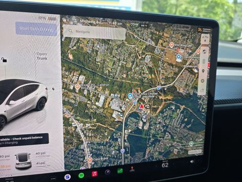 Used 2024 Tesla Model Y Long Range AWD/4WD image 18