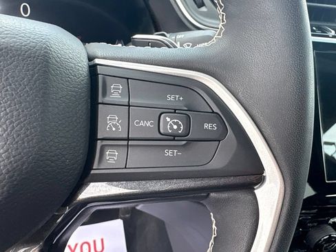 Used 2023 Jeep Grand Cherokee Altitude AWD/4WD image 18