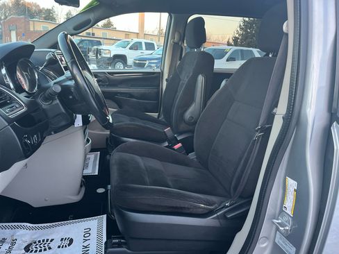 Used 2016 Dodge Grand Caravan SE image 12