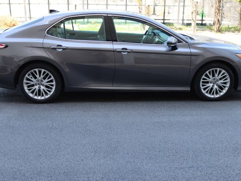 Used 2019 Toyota Camry XLE FWD image 2