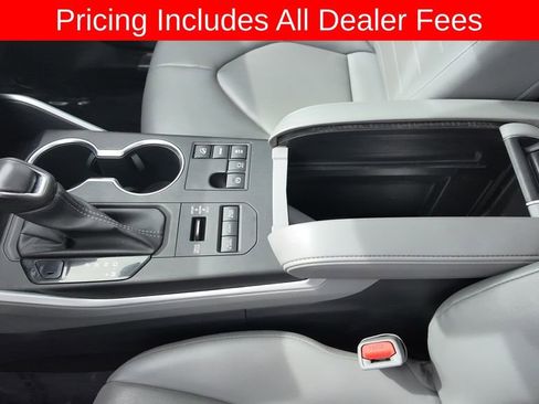 Used 2023 Toyota Highlander XLE AWD/4WD image 9
