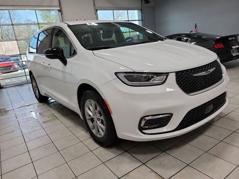 New 2026 Chrysler Pacifica Select image 2