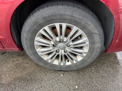 Used 2016 Chrysler Town & Country Touring-L image 7