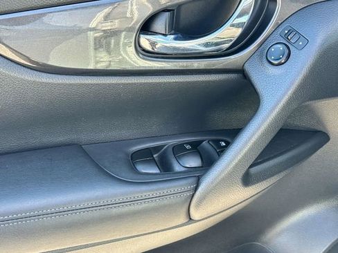 Used 2017 Nissan Rogue SV w/ SV Premium Package image 17