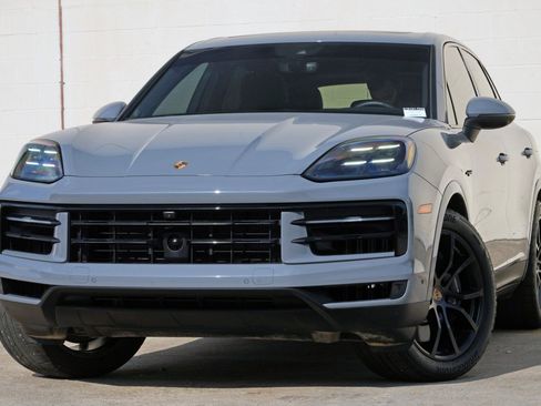 Used 2025 Porsche Cayenne E-Hybrid w/ Premium Package Plus AWD/4WD image 3