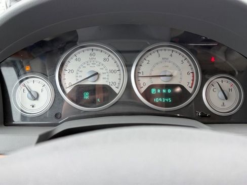 Used 2010 Chrysler Town & Country Limited image 18