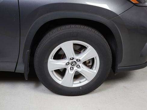 Used 2024 Toyota Highlander LE image 5