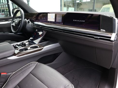 Used 2025 Cadillac Escalade ESV Premium Luxury w/ LPO, Floor Liner Package AWD/4WD image 25