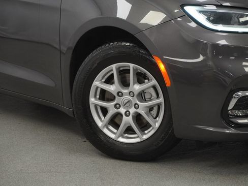 Certified 2021 Chrysler Pacifica Touring-L FWD image 4