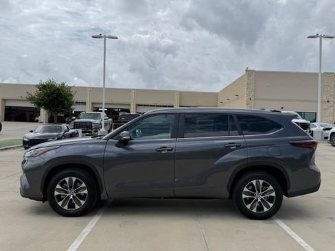 Used 2025 Toyota Highlander XLE FWD image 7