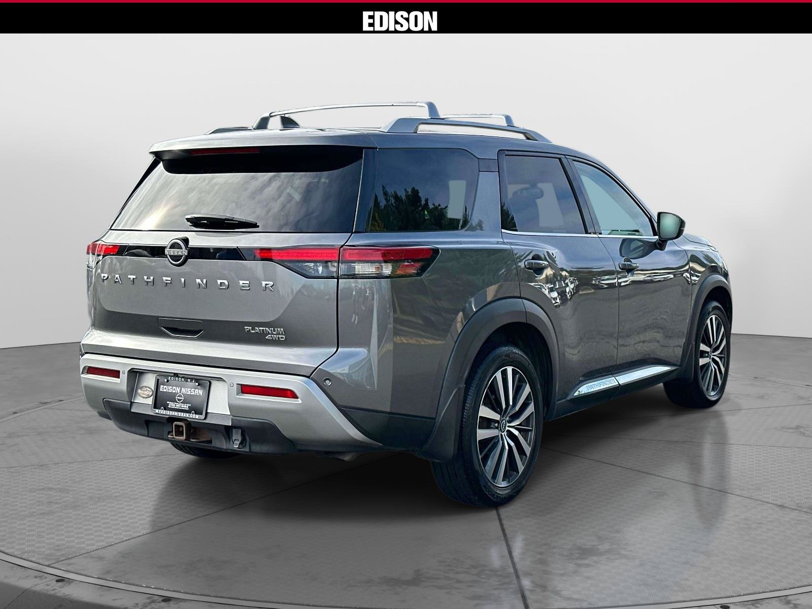 Used 2022 Nissan Pathfinder Platinum w/ Cargo Package AWD/4WD image 4