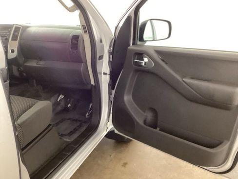 Used 2012 Nissan Frontier SV w/ SV Premium Utility Pkg AWD/4WD image 24