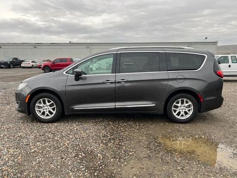 Used 2020 Chrysler Pacifica Touring-L image 2