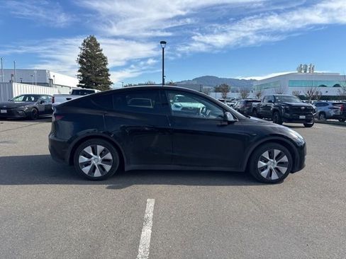 Used 2021 Tesla Model Y 2WD image 3