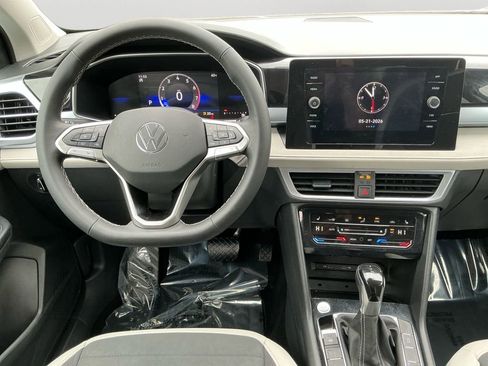 Used 2025 Volkswagen Taos SE FWD image 16