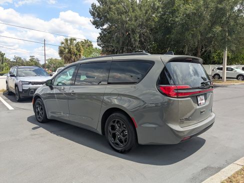 Used 2025 Chrysler Pacifica Premium FWD image 5