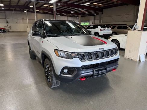 Used 2025 Jeep Compass Trailhawk AWD/4WD image 3