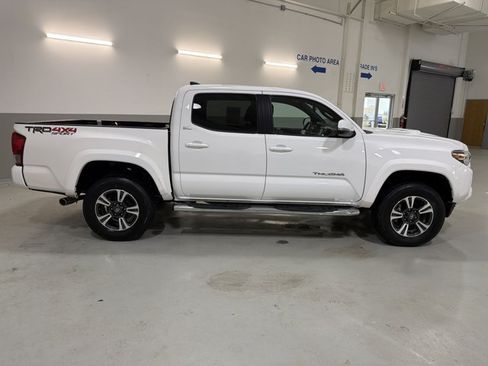 Used 2017 Toyota Tacoma TRD Sport w/ Tow Package (A/T) AWD/4WD image 9
