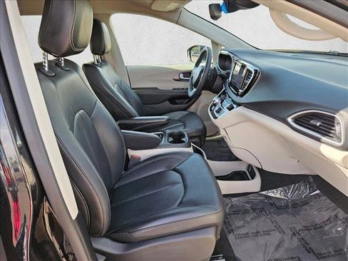 Used 2023 Chrysler Pacifica Touring-L FWD image 26