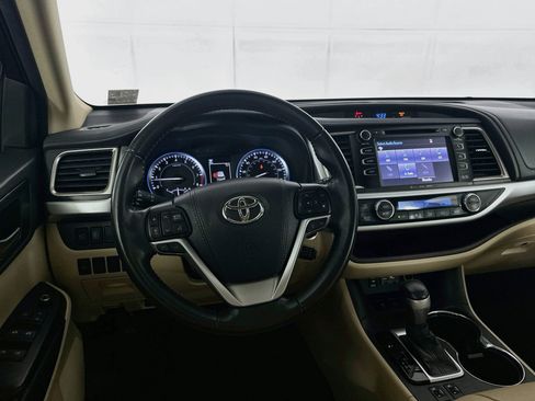 Used 2019 Toyota Highlander XLE FWD image 18