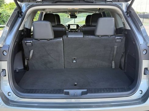 Used 2025 Toyota Highlander XLE FWD image 29