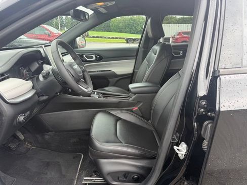 Used 2025 Jeep Compass Limited AWD/4WD image 3