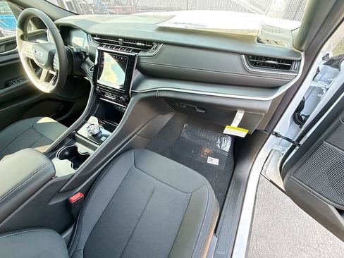 New 2026 Jeep Grand Cherokee Laredo RWD image 32